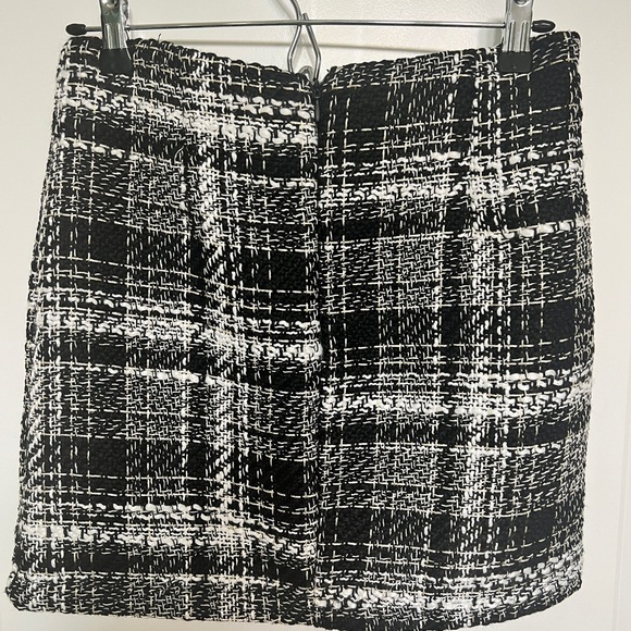 Classy black plaid pattern tweed skirt size S - Picture 2 of 6